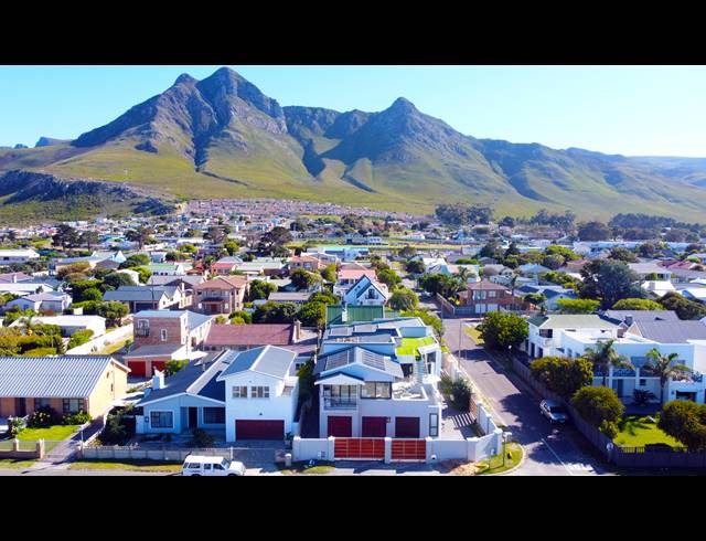7 BEDROOM FREESTANDING FOR SALE IN KLEINMOND CENTRAL